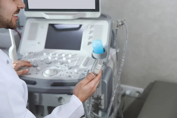 Sonograf používající moderní Ultrazvukový přístroj na klinice, zaostřená — Stock fotografie