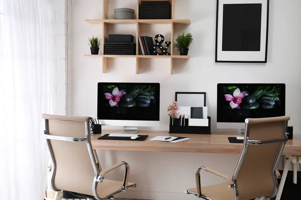 Local de trabalho moderno com grande secretária e computadores no quarto. Interior elegante — Fotografia de Stock