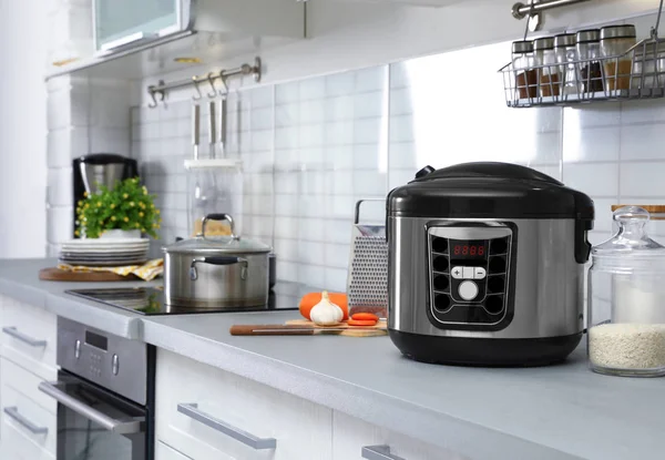 Fogão multi moderno e produtos na mesa na cozinha. Espaço para texto — Fotografia de Stock