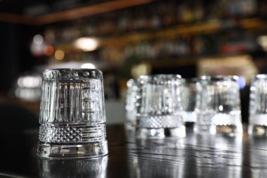 Barda tezgahta boş temiz cam. Metin için alan