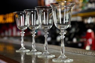 Barda tezgahta boş temiz bardak sırası
