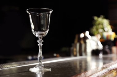 Barda tezgahta boş temiz cam. Metin için alan