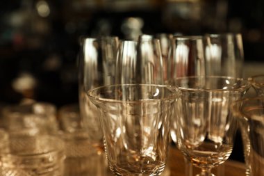 Barda farklı boş temiz bardaklar, yakın çekim