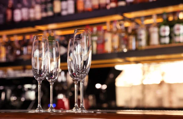 Lege schone Champagne glazen op de teller in de bar. Ruimte voor tekst — Stockfoto
