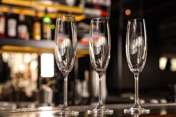 Barda tezgahta boş temiz şampanya bardakları — Stok fotoğraf