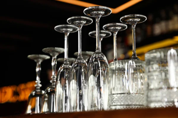 Verschillende lege schone glazen op teller in Bar, lage hoek weergave — Stockfoto