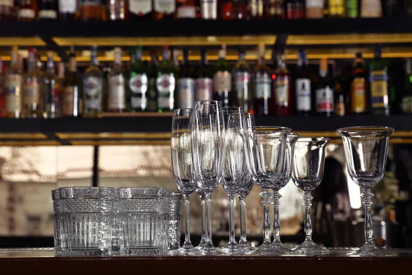 Verschillende lege schone glazen op teller in Bar — Stockfoto