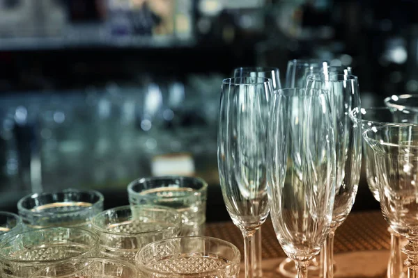 Verschillende lege schone glazen op teller in Bar, close-up — Stockfoto