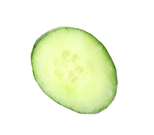 Skär färsk grön gurka på vit bakgrund — Stockfoto