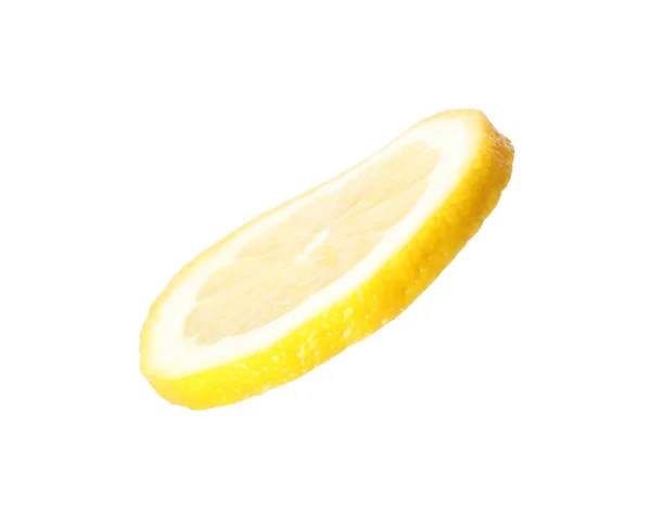 白い背景に新鮮なジューシーなレモンをカット — ストック写真