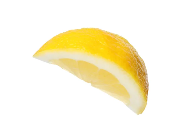 Cortar limón fresco y jugoso sobre fondo blanco — Foto de Stock