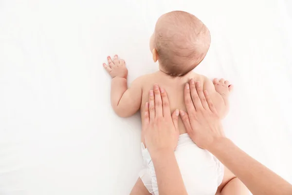 Beyaz yatakta anne ve onun sevimli çocuk üst görünümü, metin için alan. Bebek masajı ve egzersizleri — Stok fotoğraf