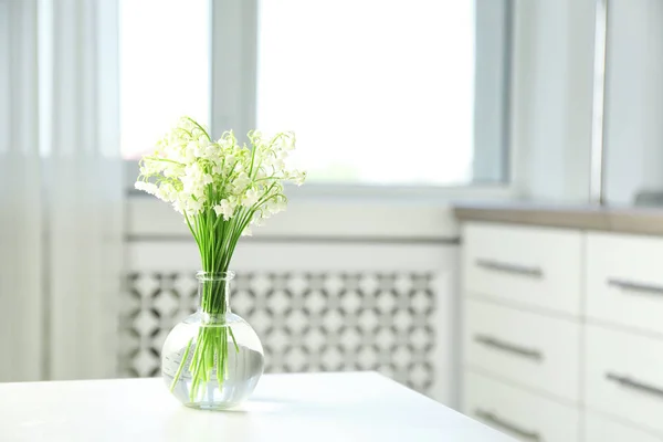 Vase avec beau lys du bouquet de la vallée sur table dans la chambre, espace pour le texte — Photo