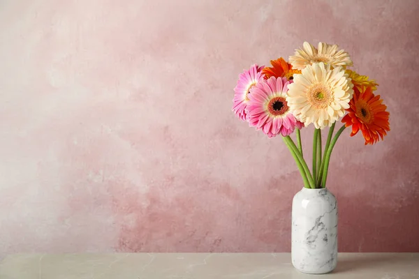 Renk arka plan karşı mermer masada vazo güzel parlak gerbera çiçek Buket. Metin için alan — Stok fotoğraf