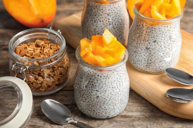 Lezzetli chia tohum puding Trabzon hurması ile masaya servis
