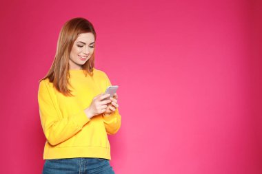 Renkli arka plan karşı cep telefonu ile güzel kadın Portresi. Metin için alan