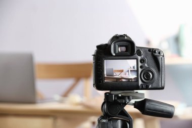 Blogcu'nun işyerinin kamera ekranında fotoğrafı, metin için alanla yakın çekim