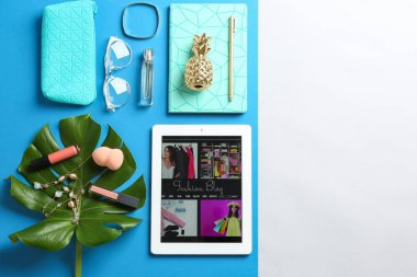 Tablet, makyaj ürünleri ve renkli arka plan, metin için alan aksesuarları ile Düz yatıyordu kompozisyon. Moda blogger