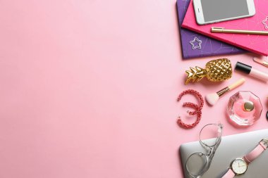 Renk arka plan, metin için alan üzerinde makyaj ürünleri ve şık aksesuarlar ile Düz yatıyordu kompozisyon. Profesyonel blogger