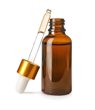 Kozmetik şişesi ve beyaz arka planda gerekli yağlı pipet.