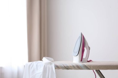 Odada gemide modern demir ve gömlek. Metin için alan