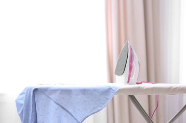 Odada gemide modern demir ve gömlek. Metin için alan