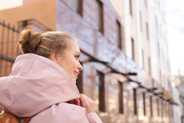 Giovane donna con zaino sulla strada della città — Foto Stock