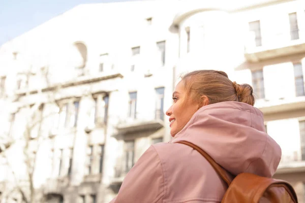 Mujer joven con mochila en la calle de la ciudad — Foto de Stock