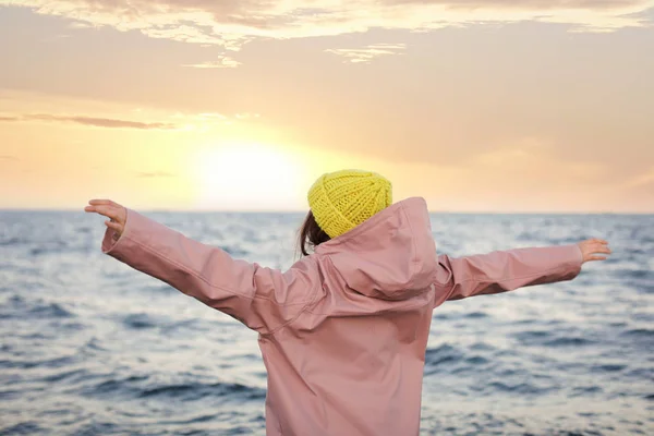 Elegante jovem mulher passar o tempo perto do mar — Fotografia de Stock