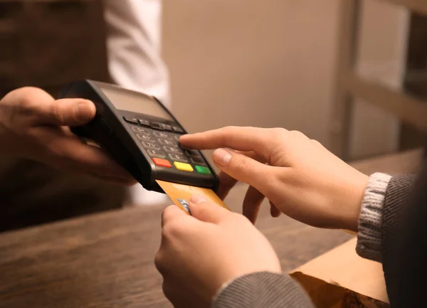 Vrouw met creditcard met betaalterminal in de winkel, close-up — Stockfoto