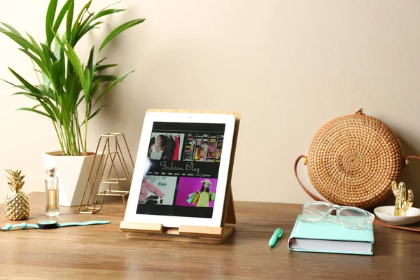 Local de trabalho elegante com tablet moderno na mesa perto da parede de cor. Blogueiro da moda — Fotografia de Stock