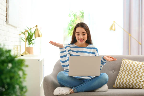 Kvinna med bärbar dator för videochatt i vardagsrummet — Stockfoto