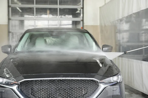 Nettoyage automobile avec jet d'eau haute pression au lavage de voiture — Photo