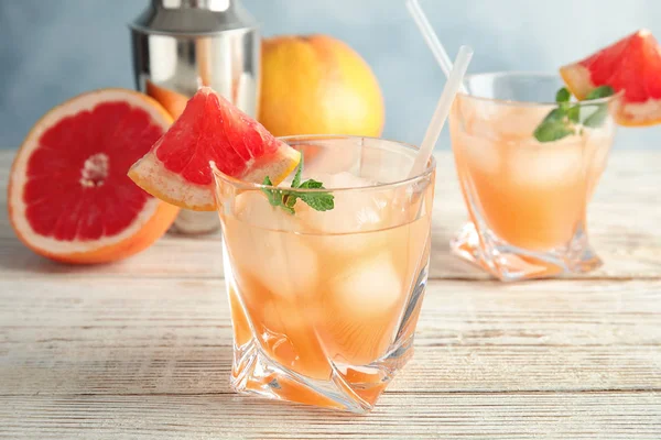 Vasos de cócteles de pomelo sobre mesa de madera —  Fotos de Stock