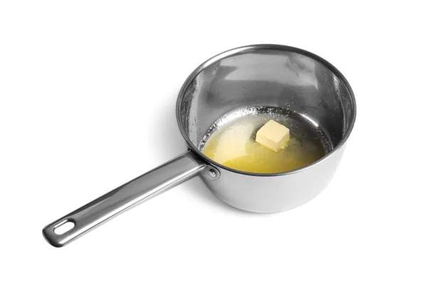 Cazuela con mantequilla derretida sobre fondo blanco — Foto de Stock