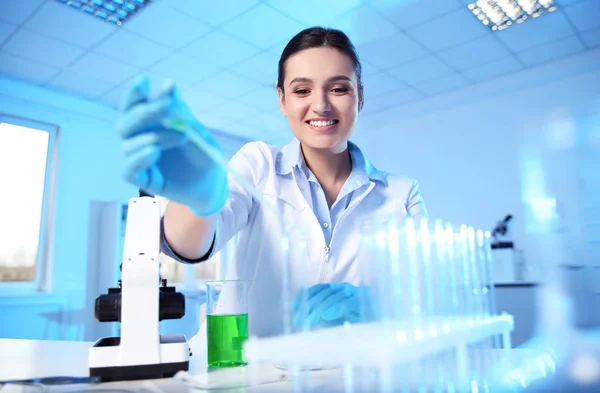 Vrouwelijke wetenschapper die werkt met sample in modern chemie laboratorium — Stockfoto