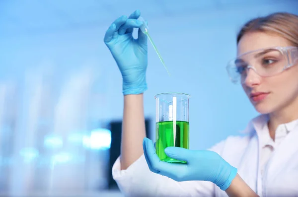 Científica femenina trabajando en laboratorio de química, espacio para texto — Foto de Stock