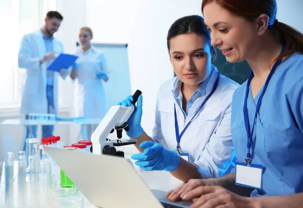 Grupo de científicos que trabajan en el laboratorio de química moderna — Foto de Stock