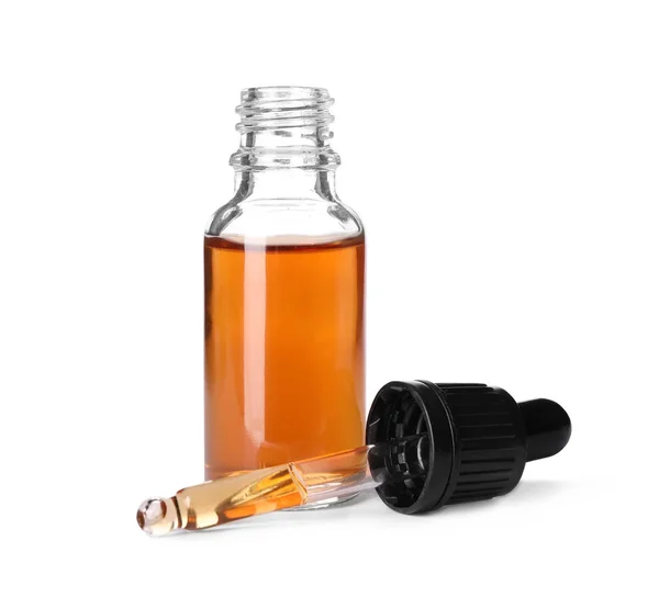 Kosmetická láhev a pipeta s esenciálním olejem na bílém pozadí — Stock fotografie