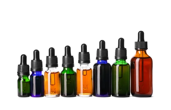 Kosmetické láhve základních olejů na bílém pozadí — Stock fotografie