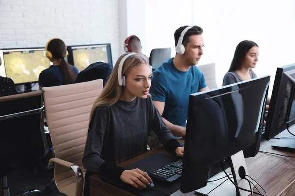 Jovens jogando videogames em computadores dentro de casa. Torneio Esports — Fotografia de Stock