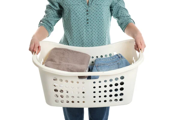 Jovem segurando cesta de lavanderia com roupas no fundo branco, close-up — Fotografia de Stock