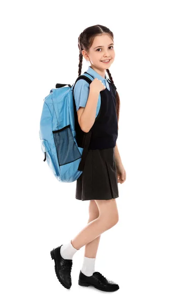 Pełna długość Portret Cute Girl w szkole mundur z plecakiem na białym tle — Zdjęcie stockowe