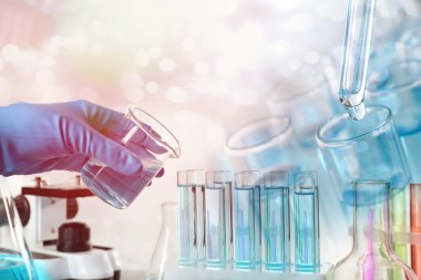 Örneklerle çalışan bilim adamının yakın çekim görünümü, çift pozlama. Deneysel kimya