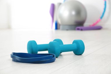 Rehabilitasyon merkezinde zemin fitness envanteri