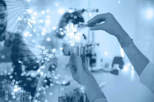 Vista de perto do estudante que trabalha em laboratório científico moderno, dupla exposição. Química experimental — Fotografia de Stock