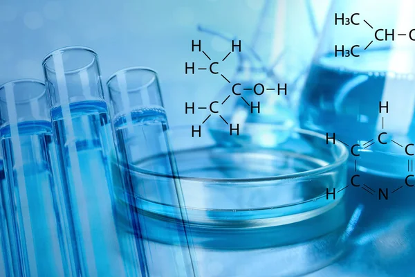 Diferentes cristalería de laboratorio en la mesa, doble exposición. Química de solución — Foto de Stock