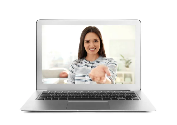 Использование ноутбука для видеочата с женщиной на белом фоне — стоковое фото