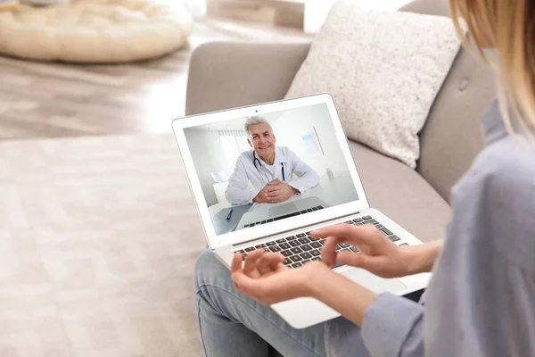 Жінка веде відеочат з лікарем вдома, крупним планом. Простір для тексту — стокове фото