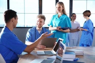 Üniversite gadgets ile akıllı tıp öğrencileri grubu